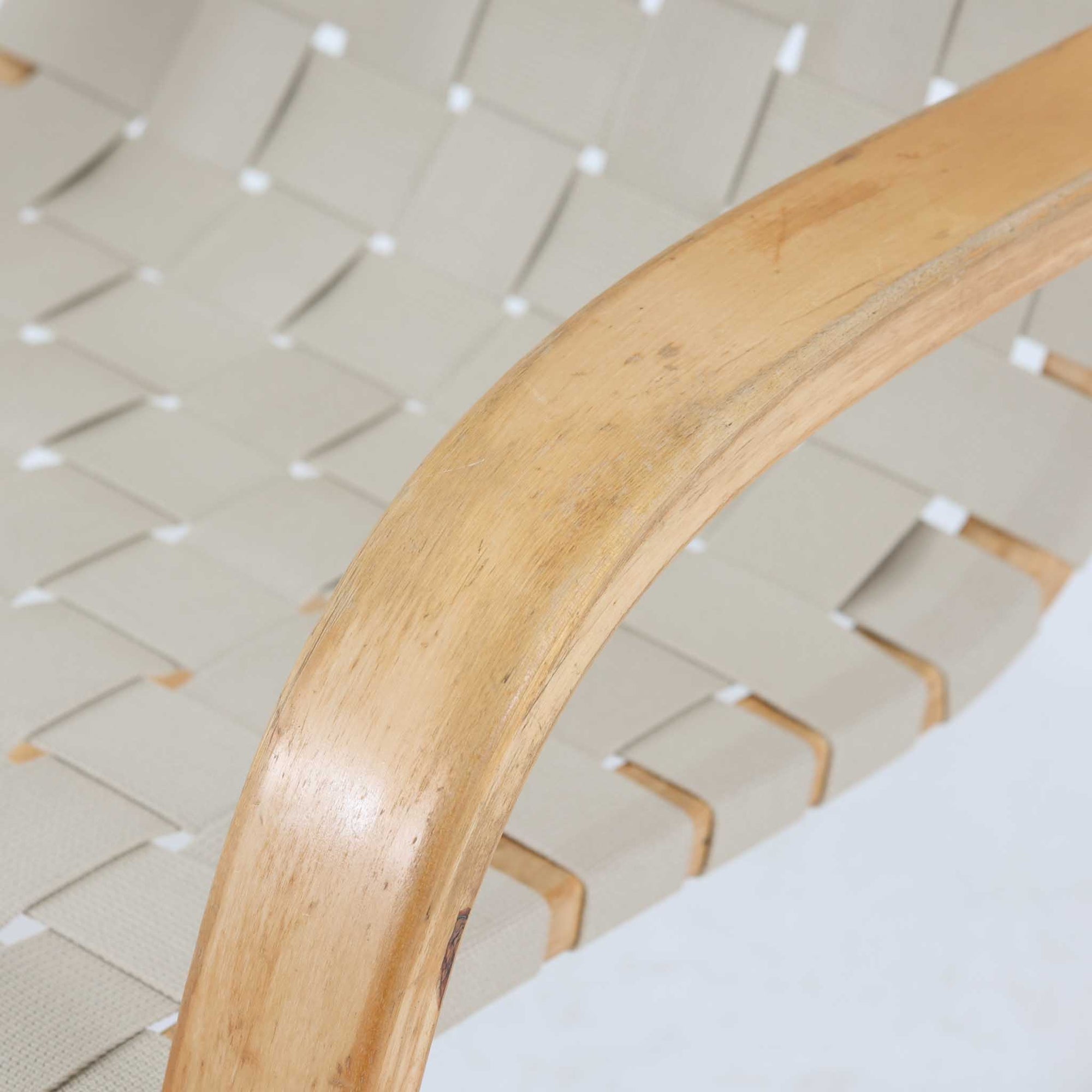 Alvar Aaltoが手掛けたARMCHAIR 406は、しなやかな曲線を描く成形バーチ材フレームが印象的な北欧モダンの名作です。アームから脚部へと流れる一体感のあるフォルムと、ウェビングテープを格子状に編み込んだ座面・背もたれが軽やかな存在感を演出します。身体を包み込むような柔軟性と快適な座り心地を備え、読書やラウンジスペースなどにも最適です。経年による風合いも魅力となり、機能性と造形美を兼ね備えた北欧ビンテージならではの価値を楽しめます。