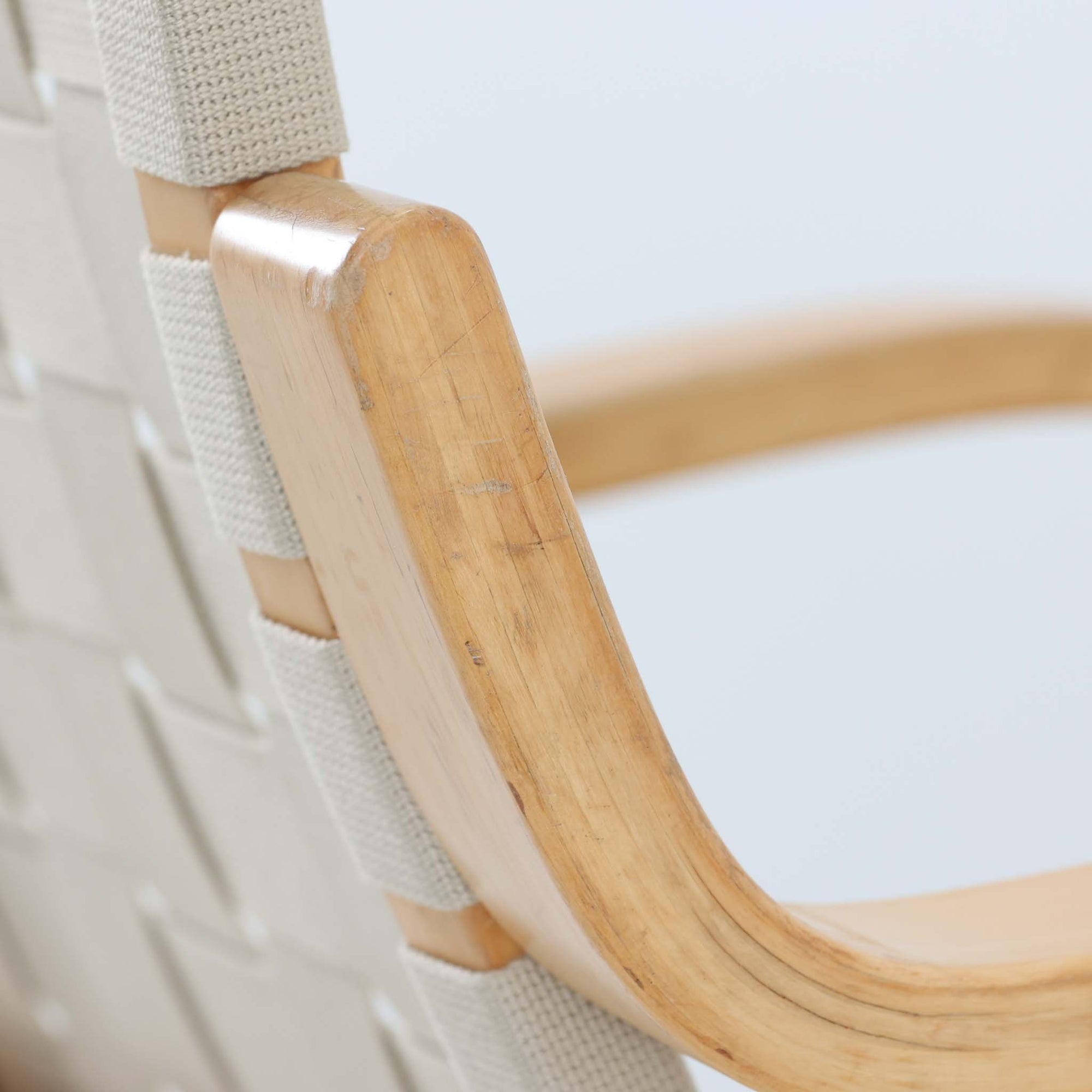 Alvar Aaltoが手掛けたARMCHAIR 406は、しなやかな曲線を描く成形バーチ材フレームが印象的な北欧モダンの名作です。アームから脚部へと流れる一体感のあるフォルムと、ウェビングテープを格子状に編み込んだ座面・背もたれが軽やかな存在感を演出します。身体を包み込むような柔軟性と快適な座り心地を備え、読書やラウンジスペースなどにも最適です。経年による風合いも魅力となり、機能性と造形美を兼ね備えた北欧ビンテージならではの価値を楽しめます。