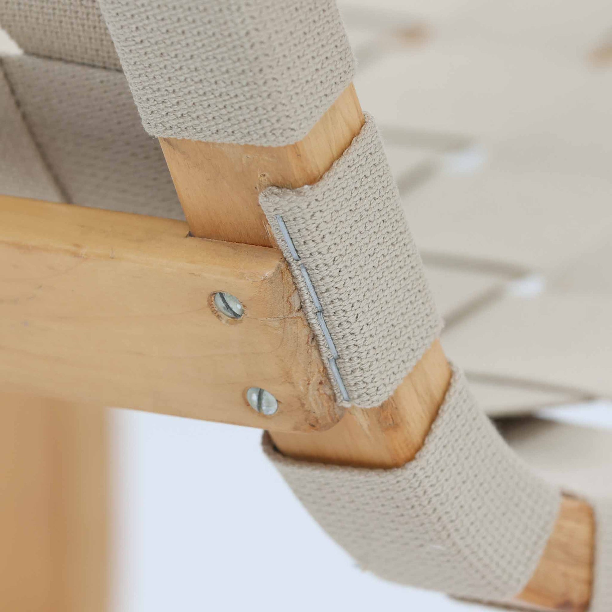 Alvar Aaltoが手掛けたARMCHAIR 406は、しなやかな曲線を描く成形バーチ材フレームが印象的な北欧モダンの名作です。アームから脚部へと流れる一体感のあるフォルムと、ウェビングテープを格子状に編み込んだ座面・背もたれが軽やかな存在感を演出します。身体を包み込むような柔軟性と快適な座り心地を備え、読書やラウンジスペースなどにも最適です。経年による風合いも魅力となり、機能性と造形美を兼ね備えた北欧ビンテージならではの価値を楽しめます。
