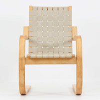 Alvar Aaltoが手掛けたARMCHAIR 406は、しなやかな曲線を描く成形バーチ材フレームが印象的な北欧モダンの名作です。アームから脚部へと流れる一体感のあるフォルムと、ウェビングテープを格子状に編み込んだ座面・背もたれが軽やかな存在感を演出します。身体を包み込むような柔軟性と快適な座り心地を備え、読書やラウンジスペースなどにも最適です。経年による風合いも魅力となり、機能性と造形美を兼ね備えた北欧ビンテージならではの価値を楽しめます。