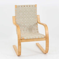 Alvar Aaltoが手掛けたARMCHAIR 406は、しなやかな曲線を描く成形バーチ材フレームが印象的な北欧モダンの名作です。アームから脚部へと流れる一体感のあるフォルムと、ウェビングテープを格子状に編み込んだ座面・背もたれが軽やかな存在感を演出します。身体を包み込むような柔軟性と快適な座り心地を備え、読書やラウンジスペースなどにも最適です。経年による風合いも魅力となり、機能性と造形美を兼ね備えた北欧ビンテージならではの価値を楽しめます。