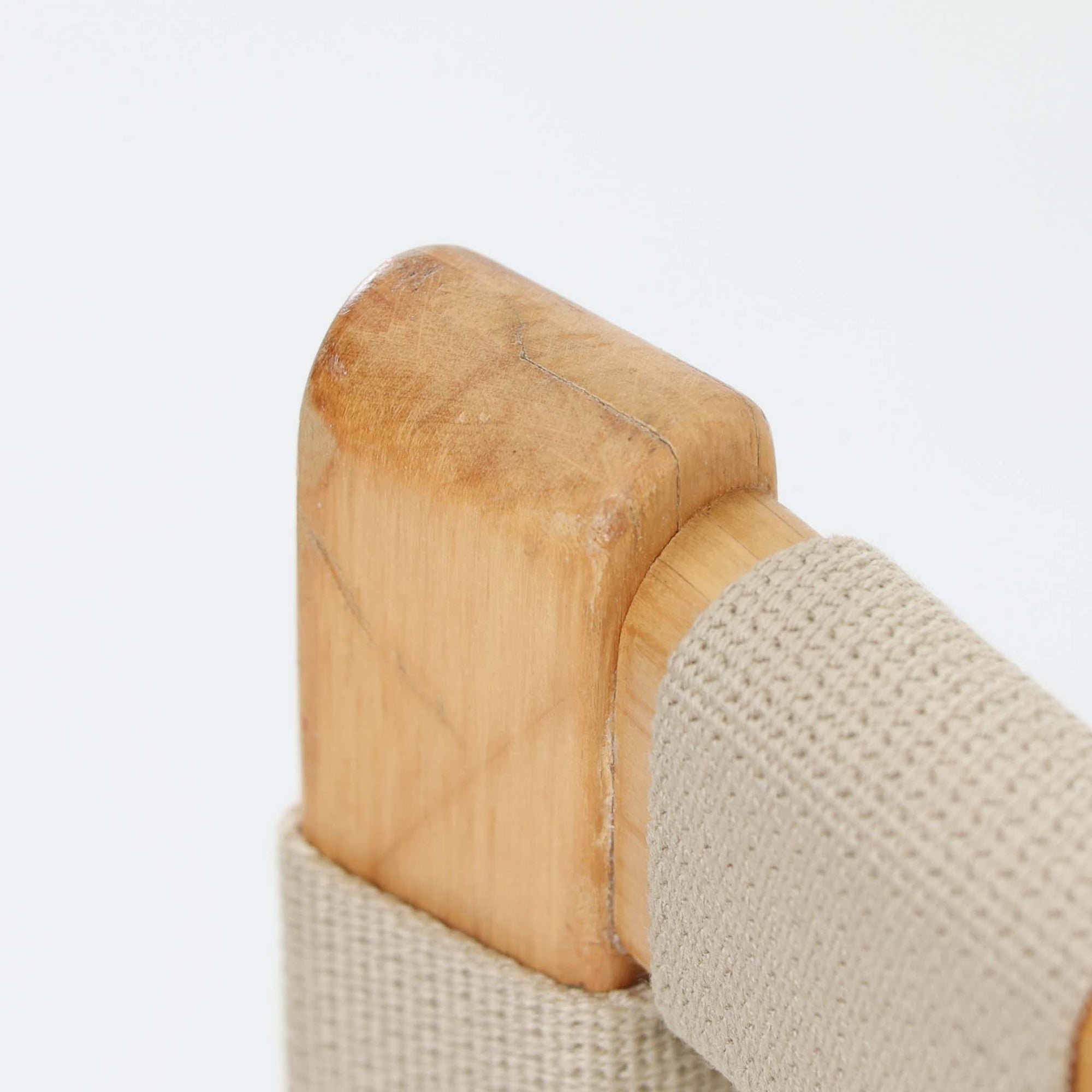 Alvar Aaltoが手掛けたARMCHAIR 406は、しなやかな曲線を描く成形バーチ材フレームが印象的な北欧モダンの名作です。アームから脚部へと流れる一体感のあるフォルムと、ウェビングテープを格子状に編み込んだ座面・背もたれが軽やかな存在感を演出します。身体を包み込むような柔軟性と快適な座り心地を備え、読書やラウンジスペースなどにも最適です。経年による風合いも魅力となり、機能性と造形美を兼ね備えた北欧ビンテージならではの価値を楽しめます。