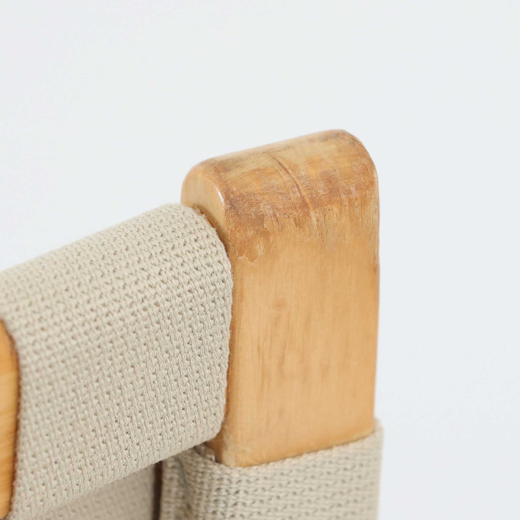 Alvar Aaltoが手掛けたARMCHAIR 406は、しなやかな曲線を描く成形バーチ材フレームが印象的な北欧モダンの名作です。アームから脚部へと流れる一体感のあるフォルムと、ウェビングテープを格子状に編み込んだ座面・背もたれが軽やかな存在感を演出します。身体を包み込むような柔軟性と快適な座り心地を備え、読書やラウンジスペースなどにも最適です。経年による風合いも魅力となり、機能性と造形美を兼ね備えた北欧ビンテージならではの価値を楽しめます。