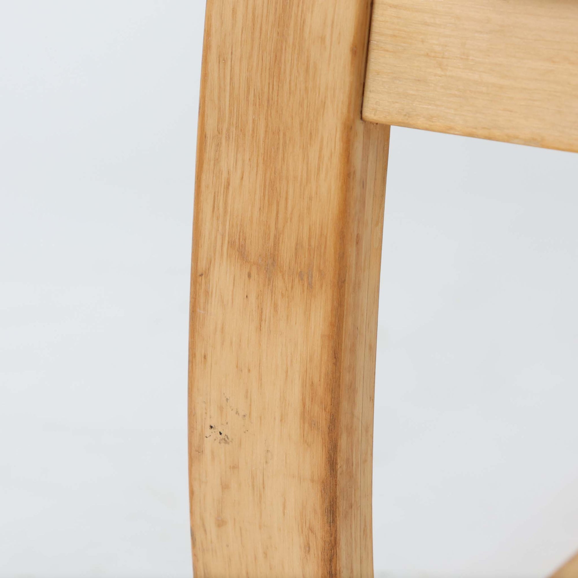 Alvar Aaltoが手掛けたARMCHAIR 406は、しなやかな曲線を描く成形バーチ材フレームが印象的な北欧モダンの名作です。アームから脚部へと流れる一体感のあるフォルムと、ウェビングテープを格子状に編み込んだ座面・背もたれが軽やかな存在感を演出します。身体を包み込むような柔軟性と快適な座り心地を備え、読書やラウンジスペースなどにも最適です。経年による風合いも魅力となり、機能性と造形美を兼ね備えた北欧ビンテージならではの価値を楽しめます。