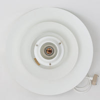Jeka Metaltrykによるデンマーク製のペンダントライトです。スチール素材を用いた多層シェード構造が特徴で、光源を巧みに覆いながら柔らかな光を広げる北欧照明らしい機能美が魅力です。重なり合うシェードが生み出す美しい陰影と均一な配光は、ダイニングやリビングを落ち着いた雰囲気へと演出します。シンプルなホワイトカラーは空間を選ばず取り入れやすく、北欧ビンテージならではの洗練されたデザインと経年を経た味わいをお楽しみいただける一品です。