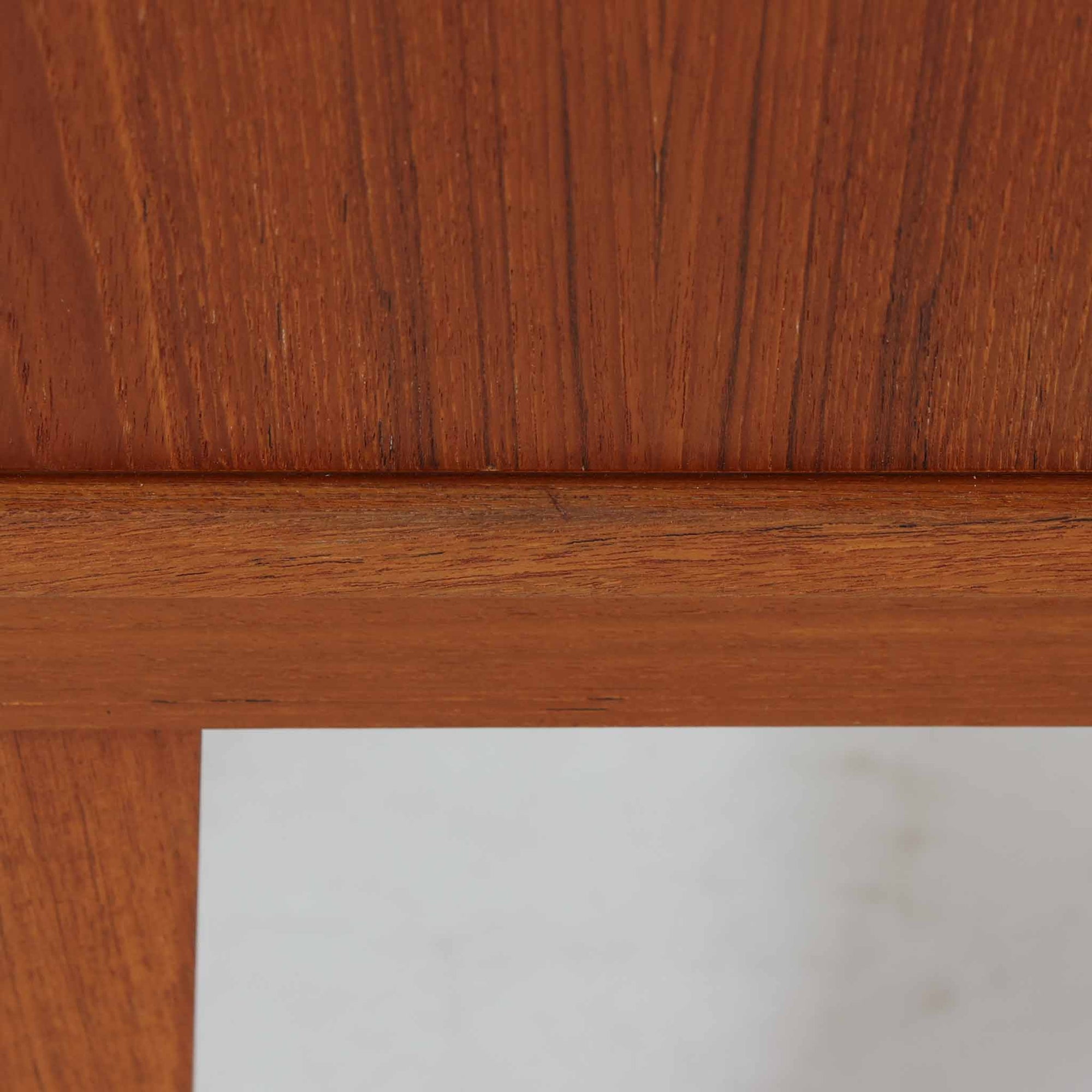 良質な木材を使用した本体は、美しい木目と経年により深みを増した色艶が魅力で、空間に落ち着いた存在感をもたらします。コンパクトなサイズ感ながら、引き戸内部には可動棚やトレイ収納を備え、食器や書類、小物を機能的に整理できる実用的な設計。すっきりとしたフォルムに対し、わずかに外側へ広がる脚部が軽やかさと安定感を両立し、ビンテージならではの丁寧な作りと佇まいを感じさせます。リビングやダイニングの収納家具としてはもちろん、ディスプレイ台としても活躍する一台です。