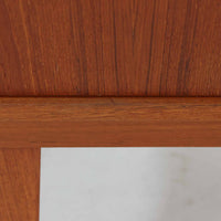 良質な木材を使用した本体は、美しい木目と経年により深みを増した色艶が魅力で、空間に落ち着いた存在感をもたらします。コンパクトなサイズ感ながら、引き戸内部には可動棚やトレイ収納を備え、食器や書類、小物を機能的に整理できる実用的な設計。すっきりとしたフォルムに対し、わずかに外側へ広がる脚部が軽やかさと安定感を両立し、ビンテージならではの丁寧な作りと佇まいを感じさせます。リビングやダイニングの収納家具としてはもちろん、ディスプレイ台としても活躍する一台です。