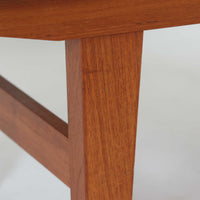 良質な木材を使用した本体は、美しい木目と経年により深みを増した色艶が魅力で、空間に落ち着いた存在感をもたらします。コンパクトなサイズ感ながら、引き戸内部には可動棚やトレイ収納を備え、食器や書類、小物を機能的に整理できる実用的な設計。すっきりとしたフォルムに対し、わずかに外側へ広がる脚部が軽やかさと安定感を両立し、ビンテージならではの丁寧な作りと佇まいを感じさせます。リビングやダイニングの収納家具としてはもちろん、ディスプレイ台としても活躍する一台です。