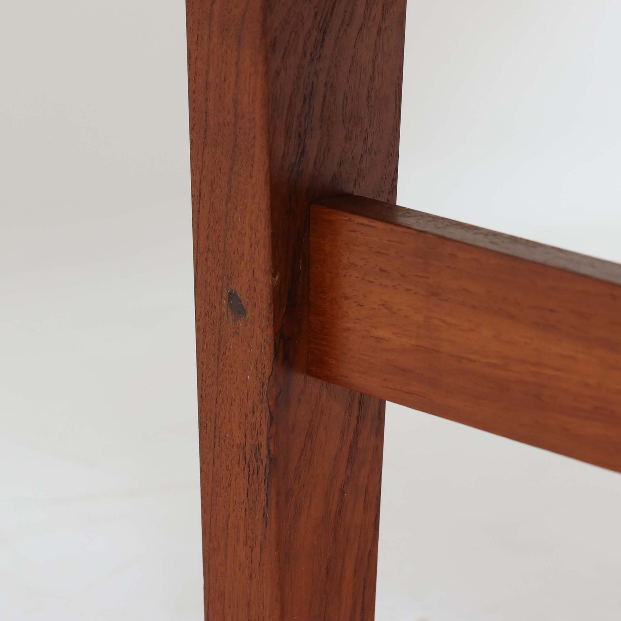 良質な木材を使用した本体は、美しい木目と経年により深みを増した色艶が魅力で、空間に落ち着いた存在感をもたらします。コンパクトなサイズ感ながら、引き戸内部には可動棚やトレイ収納を備え、食器や書類、小物を機能的に整理できる実用的な設計。すっきりとしたフォルムに対し、わずかに外側へ広がる脚部が軽やかさと安定感を両立し、ビンテージならではの丁寧な作りと佇まいを感じさせます。リビングやダイニングの収納家具としてはもちろん、ディスプレイ台としても活躍する一台です。