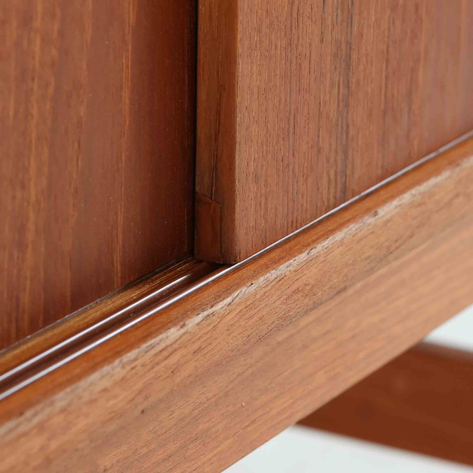 良質な木材を使用した本体は、美しい木目と経年により深みを増した色艶が魅力で、空間に落ち着いた存在感をもたらします。コンパクトなサイズ感ながら、引き戸内部には可動棚やトレイ収納を備え、食器や書類、小物を機能的に整理できる実用的な設計。すっきりとしたフォルムに対し、わずかに外側へ広がる脚部が軽やかさと安定感を両立し、ビンテージならではの丁寧な作りと佇まいを感じさせます。リビングやダイニングの収納家具としてはもちろん、ディスプレイ台としても活躍する一台です。