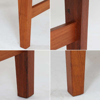 良質な木材を使用した本体は、美しい木目と経年により深みを増した色艶が魅力で、空間に落ち着いた存在感をもたらします。コンパクトなサイズ感ながら、引き戸内部には可動棚やトレイ収納を備え、食器や書類、小物を機能的に整理できる実用的な設計。すっきりとしたフォルムに対し、わずかに外側へ広がる脚部が軽やかさと安定感を両立し、ビンテージならではの丁寧な作りと佇まいを感じさせます。リビングやダイニングの収納家具としてはもちろん、ディスプレイ台としても活躍する一台です。