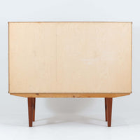 良質な木材を使用した本体は、美しい木目と経年により深みを増した色艶が魅力で、空間に落ち着いた存在感をもたらします。コンパクトなサイズ感ながら、引き戸内部には可動棚やトレイ収納を備え、食器や書類、小物を機能的に整理できる実用的な設計。すっきりとしたフォルムに対し、わずかに外側へ広がる脚部が軽やかさと安定感を両立し、ビンテージならではの丁寧な作りと佇まいを感じさせます。リビングやダイニングの収納家具としてはもちろん、ディスプレイ台としても活躍する一台です。