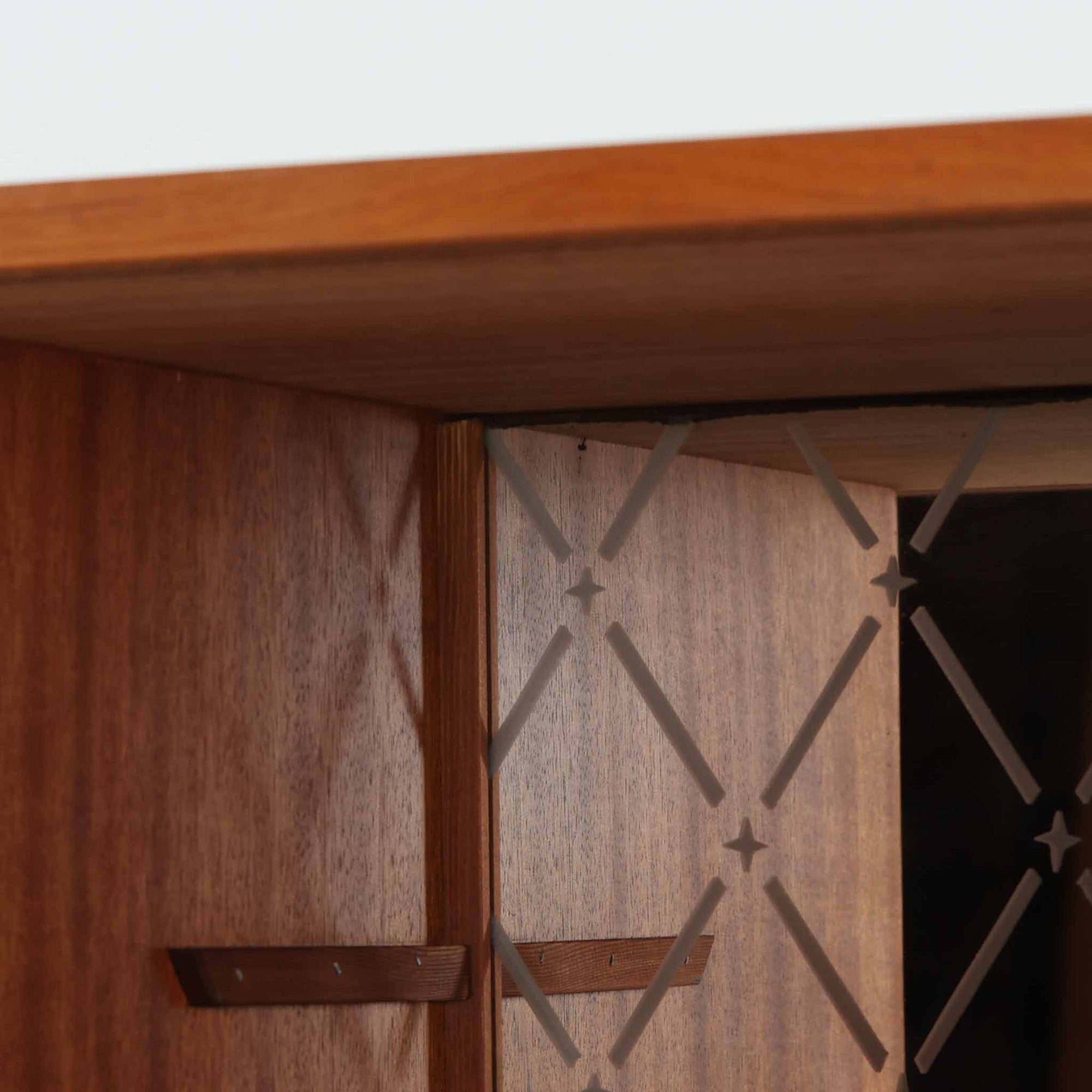 良質な木材を使用した本体は、美しい木目と経年により深みを増した色艶が魅力で、空間に落ち着いた存在感をもたらします。コンパクトなサイズ感ながら、引き戸内部には可動棚やトレイ収納を備え、食器や書類、小物を機能的に整理できる実用的な設計。すっきりとしたフォルムに対し、わずかに外側へ広がる脚部が軽やかさと安定感を両立し、ビンテージならではの丁寧な作りと佇まいを感じさせます。リビングやダイニングの収納家具としてはもちろん、ディスプレイ台としても活躍する一台です。