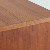 良質な木材を使用した本体は、美しい木目と経年により深みを増した色艶が魅力で、空間に落ち着いた存在感をもたらします。コンパクトなサイズ感ながら、引き戸内部には可動棚やトレイ収納を備え、食器や書類、小物を機能的に整理できる実用的な設計。すっきりとしたフォルムに対し、わずかに外側へ広がる脚部が軽やかさと安定感を両立し、ビンテージならではの丁寧な作りと佇まいを感じさせます。リビングやダイニングの収納家具としてはもちろん、ディスプレイ台としても活躍する一台です。