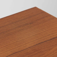 良質な木材を使用した本体は、美しい木目と経年により深みを増した色艶が魅力で、空間に落ち着いた存在感をもたらします。コンパクトなサイズ感ながら、引き戸内部には可動棚やトレイ収納を備え、食器や書類、小物を機能的に整理できる実用的な設計。すっきりとしたフォルムに対し、わずかに外側へ広がる脚部が軽やかさと安定感を両立し、ビンテージならではの丁寧な作りと佇まいを感じさせます。リビングやダイニングの収納家具としてはもちろん、ディスプレイ台としても活躍する一台です。