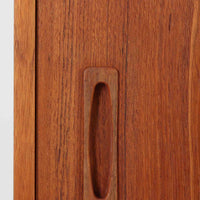 良質な木材を使用した本体は、美しい木目と経年により深みを増した色艶が魅力で、空間に落ち着いた存在感をもたらします。コンパクトなサイズ感ながら、引き戸内部には可動棚やトレイ収納を備え、食器や書類、小物を機能的に整理できる実用的な設計。すっきりとしたフォルムに対し、わずかに外側へ広がる脚部が軽やかさと安定感を両立し、ビンテージならではの丁寧な作りと佇まいを感じさせます。リビングやダイニングの収納家具としてはもちろん、ディスプレイ台としても活躍する一台です。