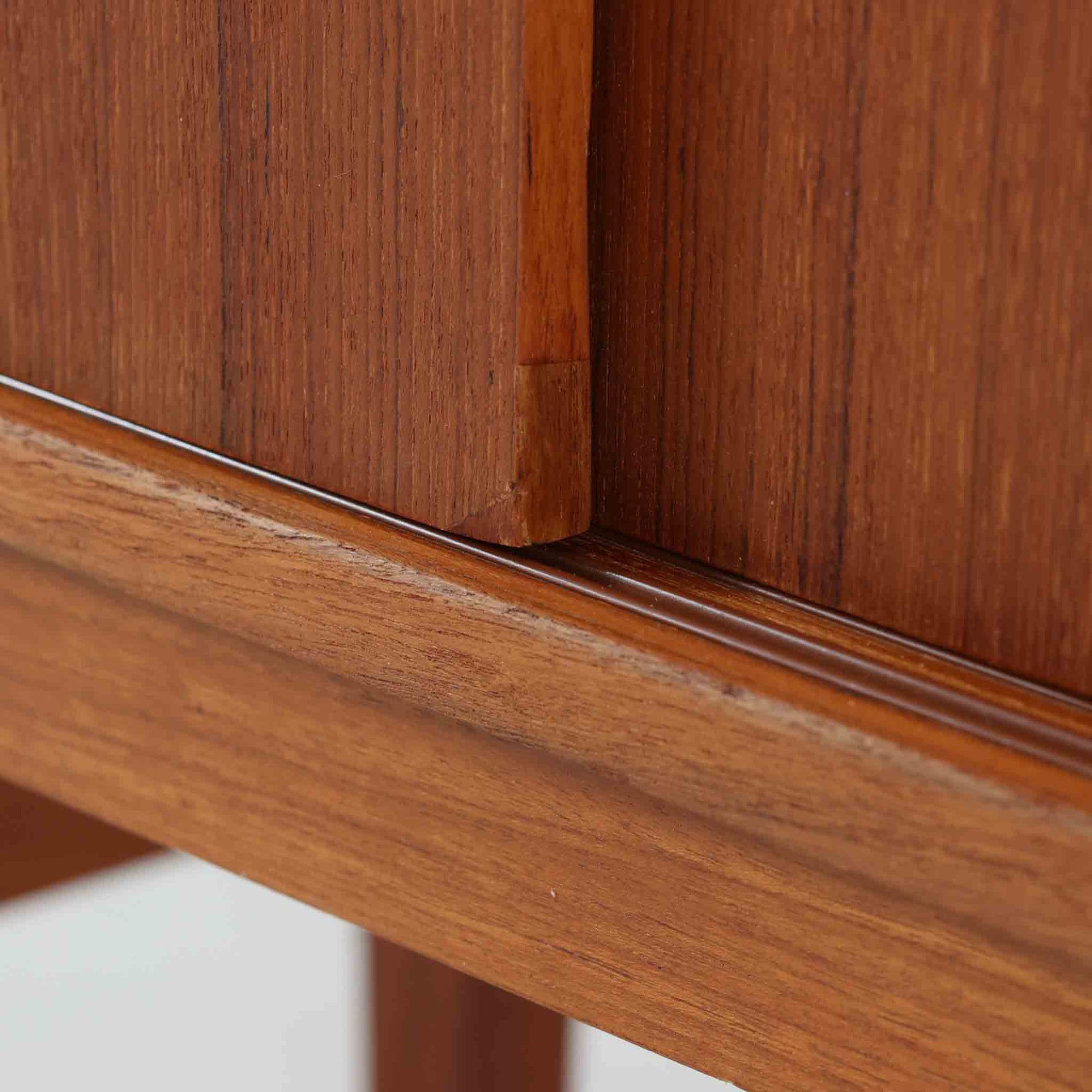 良質な木材を使用した本体は、美しい木目と経年により深みを増した色艶が魅力で、空間に落ち着いた存在感をもたらします。コンパクトなサイズ感ながら、引き戸内部には可動棚やトレイ収納を備え、食器や書類、小物を機能的に整理できる実用的な設計。すっきりとしたフォルムに対し、わずかに外側へ広がる脚部が軽やかさと安定感を両立し、ビンテージならではの丁寧な作りと佇まいを感じさせます。リビングやダイニングの収納家具としてはもちろん、ディスプレイ台としても活躍する一台です。