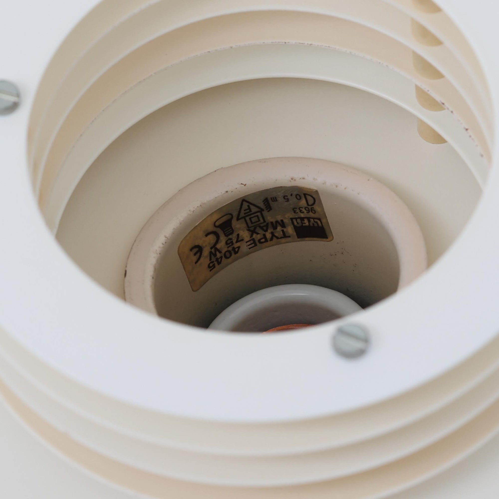 LyfaのTYPE 4045ペンダントライトです。スチール素材を用いたシンプルで洗練されたフォルムに、多層構造のシェードを組み合わせた北欧らしい機能美が魅力です。光源を覆いながら効率よく光を拡散する設計により、眩しさを抑えた柔らかな灯りを演出します。直径44cmの存在感あるサイズはダイニングやリビングの主照明として最適で、アイボリー系の落ち着いたカラーが空間に上品な印象を添えます。時代を超えて愛されるデザインと、ビンテージならではの味わいを楽しめる一灯です。