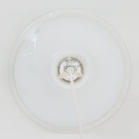 北欧より買い付けた、ホルムガード社製(現Royal Copenhagen)ビンテージランプです。ガラス製のペンダントライト「Etude Pendel」。パールホワイトのガラスとクリアエッジの組み合わせにより、灯りを点けると柔らかく温かみのある光が広がり、空間にやさしい印象をもたらします。シェード外周に細かい擦れや製造時の練りムラなど見られますが、全体としてはビンテージ品として良好なコンディションです。