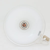 北欧より買い付けた、ホルムガード社製(現Royal Copenhagen)ビンテージランプです。ガラス製のペンダントライト「Etude Pendel」。パールホワイトのガラスとクリアエッジの組み合わせにより、灯りを点けると柔らかく温かみのある光が広がり、空間にやさしい印象をもたらします。シェード外周に細かい擦れや製造時の練りムラなど見られますが、全体としてはビンテージ品として良好なコンディションです。