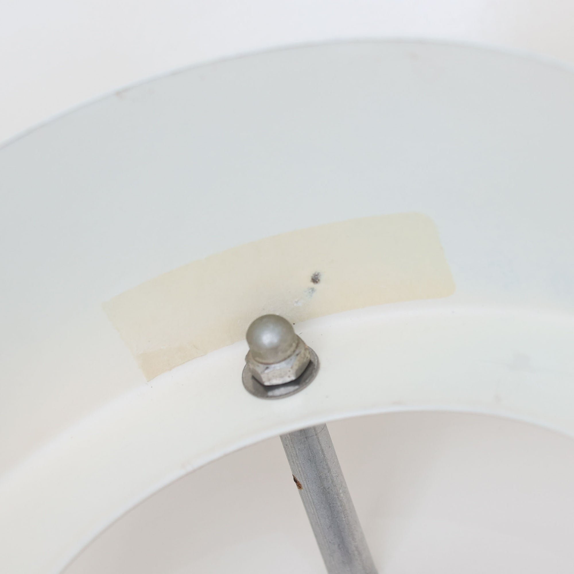 デンマーク製のペンダントライトです。スチール素材を用いた多層シェード構造が特徴で、光源を直接見せずに柔らかな光を広げる北欧デザインならではの機能美が感じられます。直径40cmの存在感あるサイズはダイニングテーブルの上やリビング空間の主照明としても最適。アイボリー系の優しいカラーリングが空間に自然と溶け込み、点灯時にはシェードの隙間から温かな光が広がります。シンプルながら洗練されたフォルムと、長年愛用されてきたビンテージならではの味わいを楽しめる一品です。