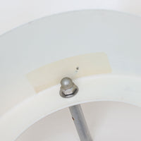 デンマーク製のペンダントライトです。スチール素材を用いた多層シェード構造が特徴で、光源を直接見せずに柔らかな光を広げる北欧デザインならではの機能美が感じられます。直径40cmの存在感あるサイズはダイニングテーブルの上やリビング空間の主照明としても最適。アイボリー系の優しいカラーリングが空間に自然と溶け込み、点灯時にはシェードの隙間から温かな光が広がります。シンプルながら洗練されたフォルムと、長年愛用されてきたビンテージならではの味わいを楽しめる一品です。