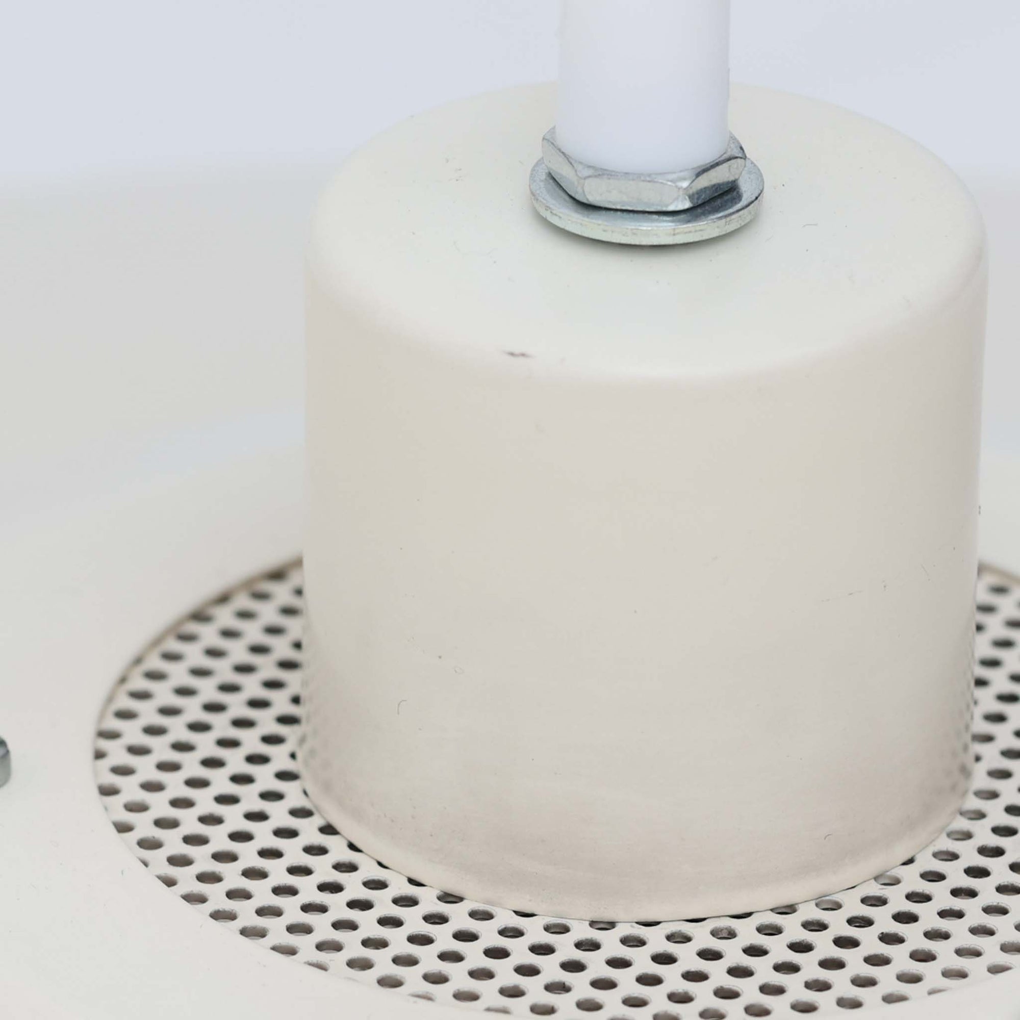 デンマーク製のペンダントライトです。スチール素材を用いた多層シェード構造が特徴で、光源を直接見せずに柔らかな光を広げる北欧デザインならではの機能美が感じられます。直径40cmの存在感あるサイズはダイニングテーブルの上やリビング空間の主照明としても最適。アイボリー系の優しいカラーリングが空間に自然と溶け込み、点灯時にはシェードの隙間から温かな光が広がります。シンプルながら洗練されたフォルムと、長年愛用されてきたビンテージならではの味わいを楽しめる一品です。