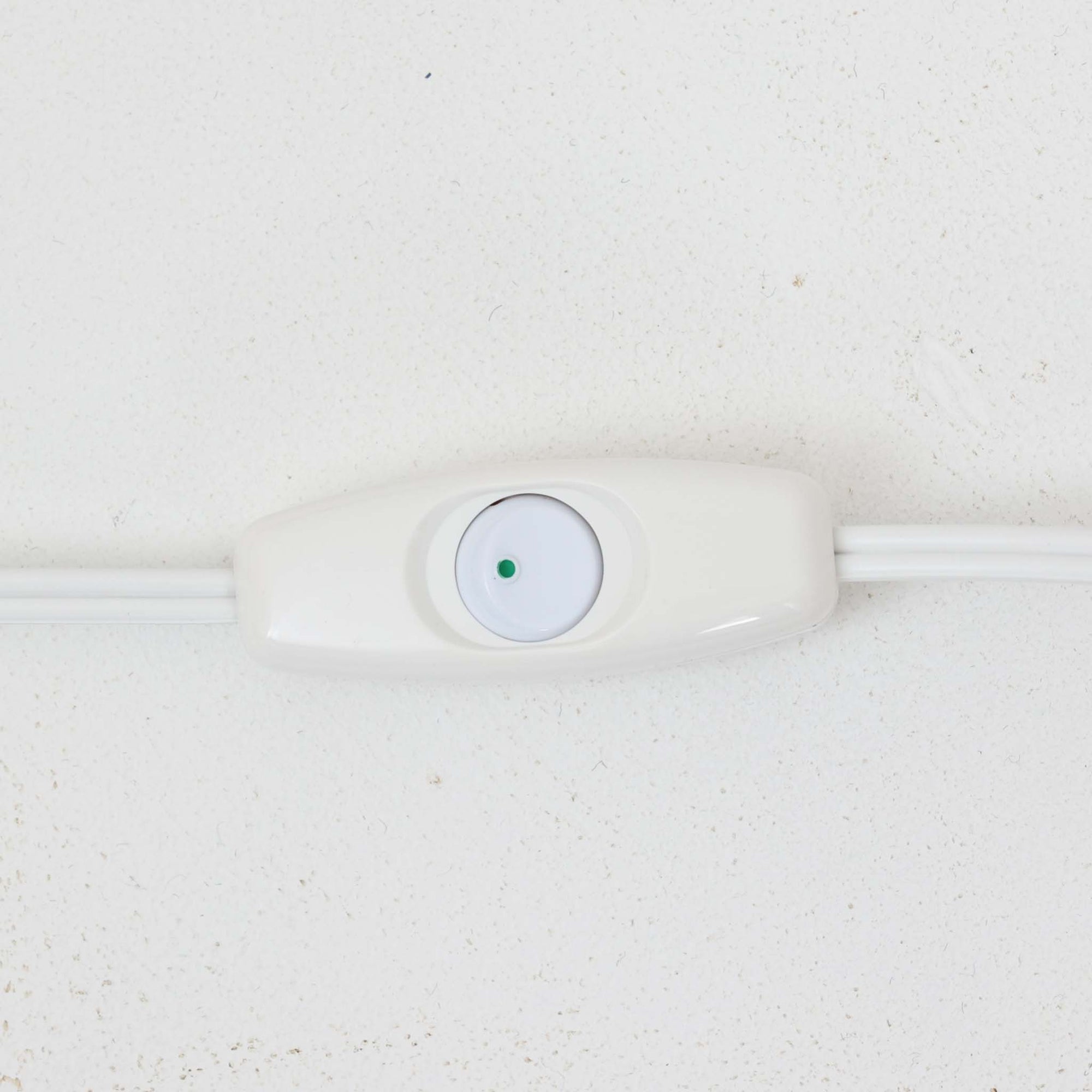 Royal CopenhagenのDIANAシリーズ、Nils Thorssonデザインによるデンマーク製ビンテージテーブルランプです。丸みを帯びた陶磁器ベースに繊細なシダ植物のモチーフが丁寧に描かれ、白磁の柔らかな余白とブラウンの絵付けが上品で静かな存在感を生み出します。ニルス・トーソンらしい詩情ある図案と、ロイヤルコペンハーゲンならではの高い絵付け技術が際立つ希少なモデル。リネンシェード越しのやわらかな灯りが絵柄を美しく浮かび上がらせ、ベッドサイドやチェスト、リビングのアクセント照明として空間に落ち着いた北欧らしさを添えてくれます。