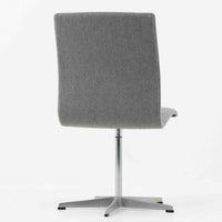 Arne Jacobsen（アルネ・ヤコブセン）がデザインし、Fritz Hansen（フリッツ・ハンセン）が製造したOxfordデスクチェアです。背から座面へ滑らかにつながる一体感のあるシートと、中央の支柱から伸びる端正な5本脚が、軽快で洗練された佇まいを演出しています。張地の落ち着いた表情と金属製ベースの組み合わせも美しく、書斎やワークスペース、ダイニングなど幅広い空間に取り入れやすい一脚。時代を超えて楽しめる端正な造形に、北欧ビンテージならではの存在感が感じられます。