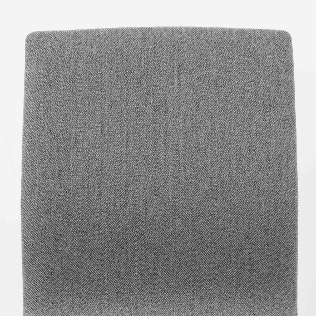 Arne Jacobsen（アルネ・ヤコブセン）がデザインし、Fritz Hansen（フリッツ・ハンセン）が製造したOxfordデスクチェアです。背から座面へ滑らかにつながる一体感のあるシートと、中央の支柱から伸びる端正な5本脚が、軽快で洗練された佇まいを演出しています。張地の落ち着いた表情と金属製ベースの組み合わせも美しく、書斎やワークスペース、ダイニングなど幅広い空間に取り入れやすい一脚。時代を超えて楽しめる端正な造形に、北欧ビンテージならではの存在感が感じられます。