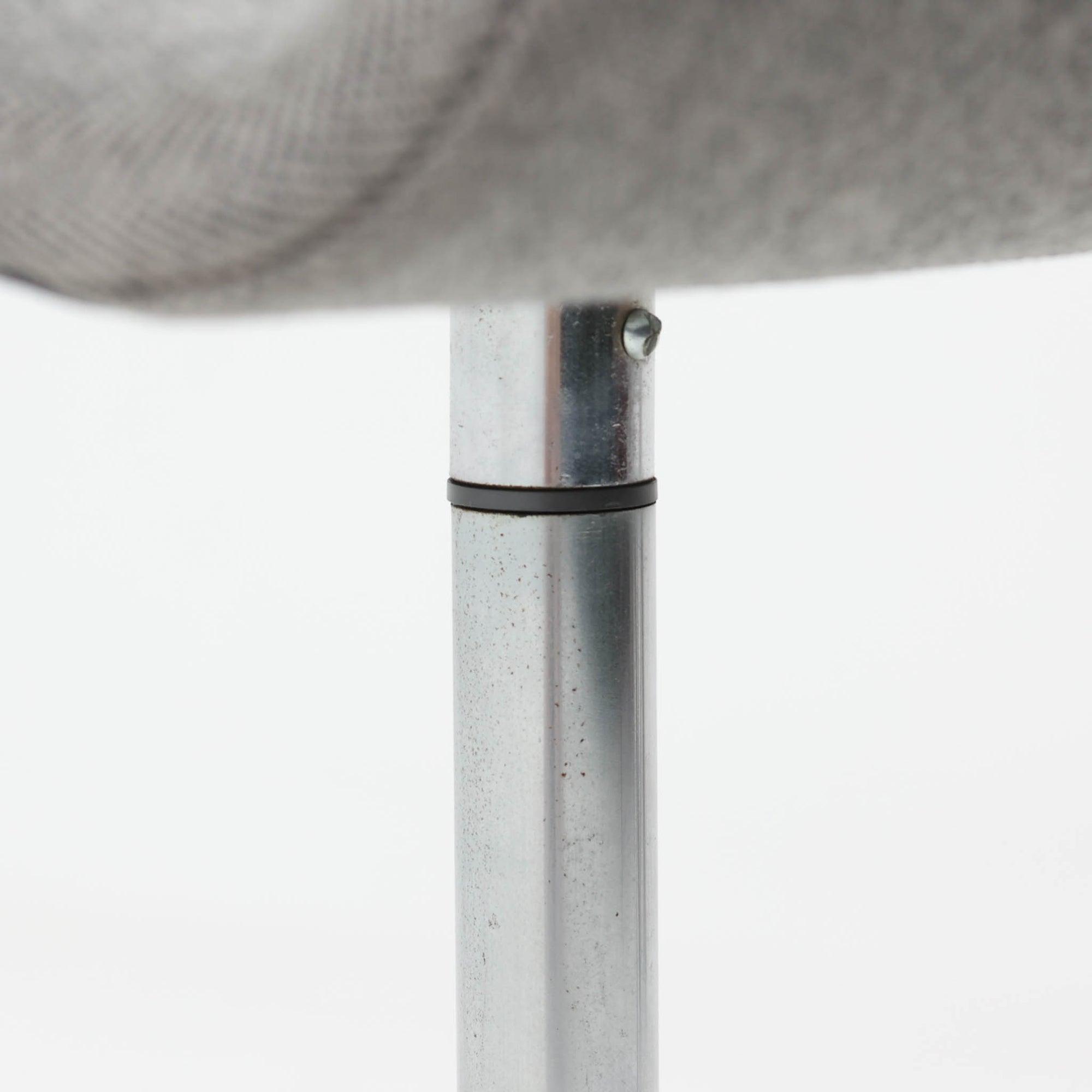 Arne Jacobsen（アルネ・ヤコブセン）がデザインし、Fritz Hansen（フリッツ・ハンセン）が製造したOxfordデスクチェアです。背から座面へ滑らかにつながる一体感のあるシートと、中央の支柱から伸びる端正な5本脚が、軽快で洗練された佇まいを演出しています。張地の落ち着いた表情と金属製ベースの組み合わせも美しく、書斎やワークスペース、ダイニングなど幅広い空間に取り入れやすい一脚。時代を超えて楽しめる端正な造形に、北欧ビンテージならではの存在感が感じられます。
