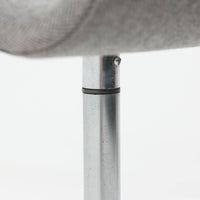 Arne Jacobsen（アルネ・ヤコブセン）がデザインし、Fritz Hansen（フリッツ・ハンセン）が製造したOxfordデスクチェアです。背から座面へ滑らかにつながる一体感のあるシートと、中央の支柱から伸びる端正な5本脚が、軽快で洗練された佇まいを演出しています。張地の落ち着いた表情と金属製ベースの組み合わせも美しく、書斎やワークスペース、ダイニングなど幅広い空間に取り入れやすい一脚。時代を超えて楽しめる端正な造形に、北欧ビンテージならではの存在感が感じられます。