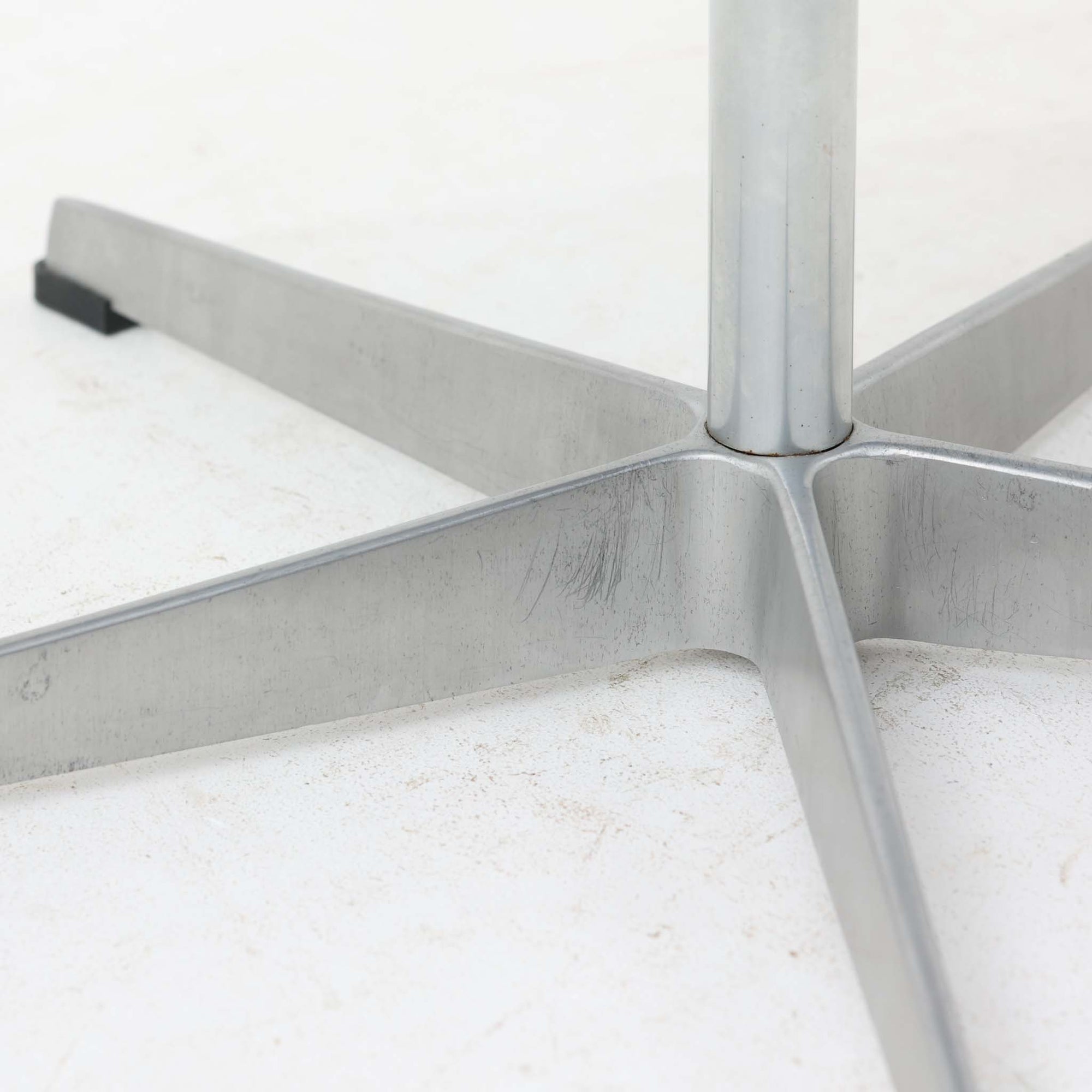 Arne Jacobsen（アルネ・ヤコブセン）がデザインし、Fritz Hansen（フリッツ・ハンセン）が製造したOxfordデスクチェアです。背から座面へ滑らかにつながる一体感のあるシートと、中央の支柱から伸びる端正な5本脚が、軽快で洗練された佇まいを演出しています。張地の落ち着いた表情と金属製ベースの組み合わせも美しく、書斎やワークスペース、ダイニングなど幅広い空間に取り入れやすい一脚。時代を超えて楽しめる端正な造形に、北欧ビンテージならではの存在感が感じられます。