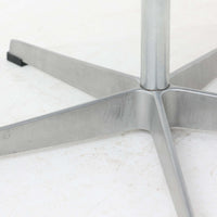 Arne Jacobsen（アルネ・ヤコブセン）がデザインし、Fritz Hansen（フリッツ・ハンセン）が製造したOxfordデスクチェアです。背から座面へ滑らかにつながる一体感のあるシートと、中央の支柱から伸びる端正な5本脚が、軽快で洗練された佇まいを演出しています。張地の落ち着いた表情と金属製ベースの組み合わせも美しく、書斎やワークスペース、ダイニングなど幅広い空間に取り入れやすい一脚。時代を超えて楽しめる端正な造形に、北欧ビンテージならではの存在感が感じられます。