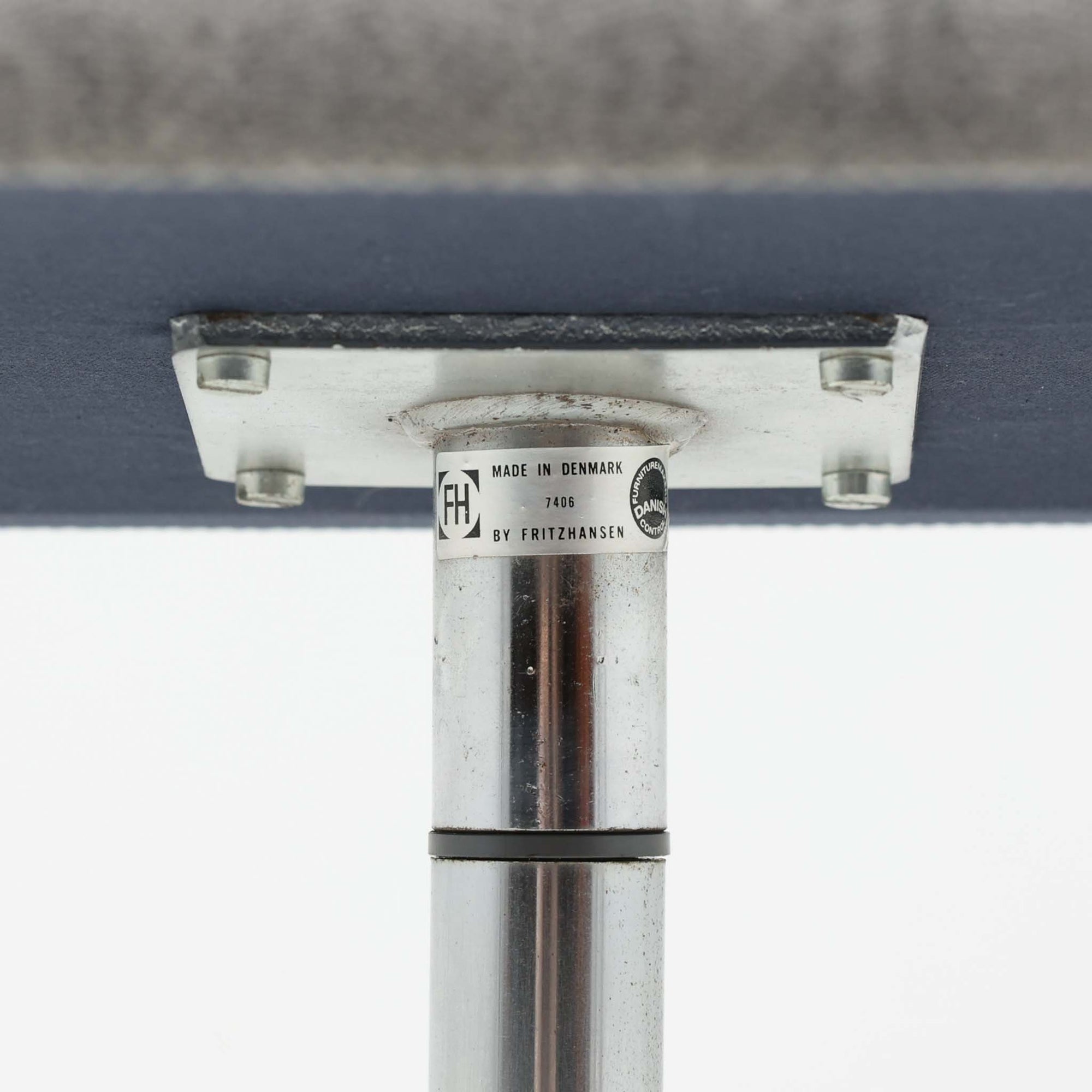 Arne Jacobsen（アルネ・ヤコブセン）がデザインし、Fritz Hansen（フリッツ・ハンセン）が製造したOxfordデスクチェアです。背から座面へ滑らかにつながる一体感のあるシートと、中央の支柱から伸びる端正な5本脚が、軽快で洗練された佇まいを演出しています。張地の落ち着いた表情と金属製ベースの組み合わせも美しく、書斎やワークスペース、ダイニングなど幅広い空間に取り入れやすい一脚。時代を超えて楽しめる端正な造形に、北欧ビンテージならではの存在感が感じられます。
