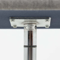 Arne Jacobsen（アルネ・ヤコブセン）がデザインし、Fritz Hansen（フリッツ・ハンセン）が製造したOxfordデスクチェアです。背から座面へ滑らかにつながる一体感のあるシートと、中央の支柱から伸びる端正な5本脚が、軽快で洗練された佇まいを演出しています。張地の落ち着いた表情と金属製ベースの組み合わせも美しく、書斎やワークスペース、ダイニングなど幅広い空間に取り入れやすい一脚。時代を超えて楽しめる端正な造形に、北欧ビンテージならではの存在感が感じられます。