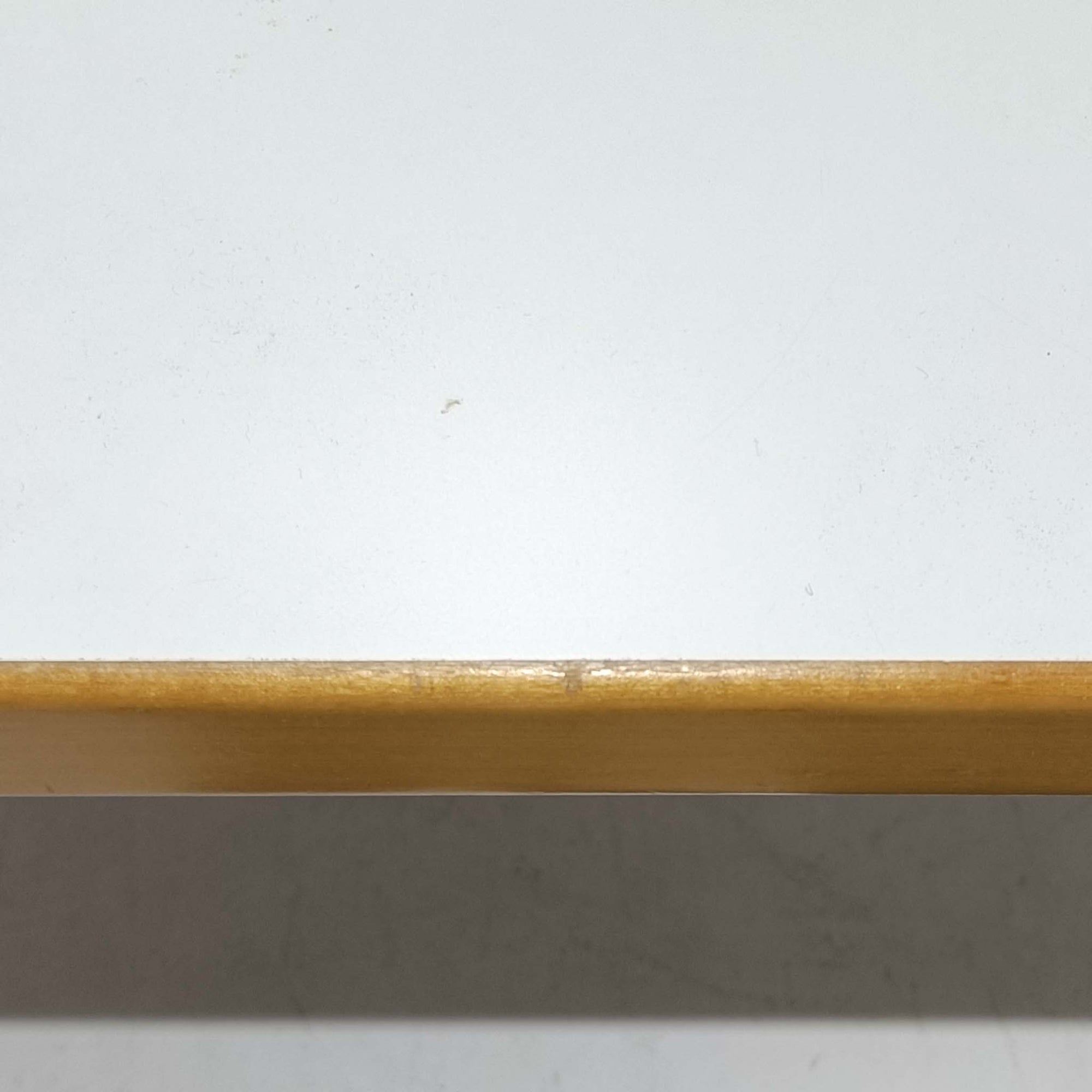 Alvar Aaltoがデザインし、Artekが製作したモデル81Cの正方形ダイニングテーブルです。バーチ材のしなやかな曲木脚とホワイトラミネート天板の組み合わせが、アアルトらしい機能美と軽やかな佇まいを生み出しています。幅75cmの扱いやすいサイズは2人用のダイニングテーブルとしてはもちろん、ワークデスクやショップ什器としても取り入れやすい一台。経年により深みを増した木肌と、長年使い込まれた天板の風合いがビンテージならではの味わいを感じさせ、Artekの普遍的なデザイン性と希少な北欧オリジナルの存在感を空間に添えてくれます。