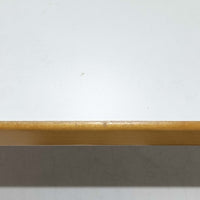 Alvar Aaltoがデザインし、Artekが製作したモデル81Cの正方形ダイニングテーブルです。バーチ材のしなやかな曲木脚とホワイトラミネート天板の組み合わせが、アアルトらしい機能美と軽やかな佇まいを生み出しています。幅75cmの扱いやすいサイズは2人用のダイニングテーブルとしてはもちろん、ワークデスクやショップ什器としても取り入れやすい一台。経年により深みを増した木肌と、長年使い込まれた天板の風合いがビンテージならではの味わいを感じさせ、Artekの普遍的なデザイン性と希少な北欧オリジナルの存在感を空間に添えてくれます。