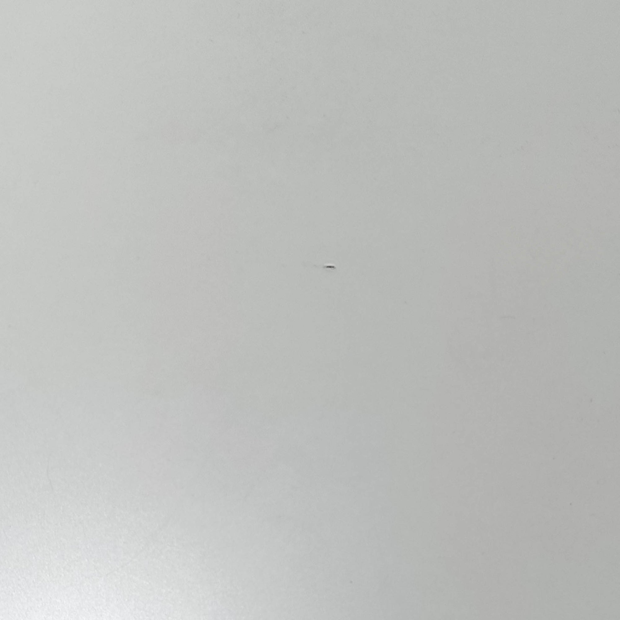 Alvar Aaltoがデザインし、Artekが製作したモデル81Cの正方形ダイニングテーブルです。バーチ材のしなやかな曲木脚とホワイトラミネート天板の組み合わせが、アアルトらしい機能美と軽やかな佇まいを生み出しています。幅75cmの扱いやすいサイズは2人用のダイニングテーブルとしてはもちろん、ワークデスクやショップ什器としても取り入れやすい一台。経年により深みを増した木肌と、長年使い込まれた天板の風合いがビンテージならではの味わいを感じさせ、Artekの普遍的なデザイン性と希少な北欧オリジナルの存在感を空間に添えてくれます。