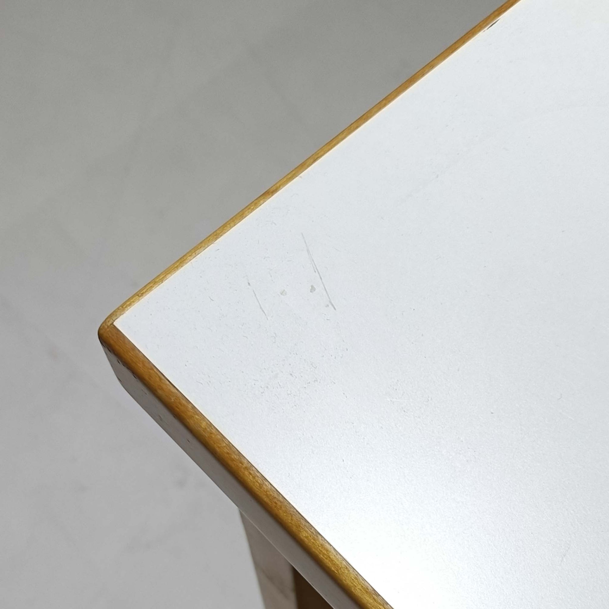 Alvar Aaltoがデザインし、Artekが製作したモデル81Cの正方形ダイニングテーブルです。バーチ材のしなやかな曲木脚とホワイトラミネート天板の組み合わせが、アアルトらしい機能美と軽やかな佇まいを生み出しています。幅75cmの扱いやすいサイズは2人用のダイニングテーブルとしてはもちろん、ワークデスクやショップ什器としても取り入れやすい一台。経年により深みを増した木肌と、長年使い込まれた天板の風合いがビンテージならではの味わいを感じさせ、Artekの普遍的なデザイン性と希少な北欧オリジナルの存在感を空間に添えてくれます。