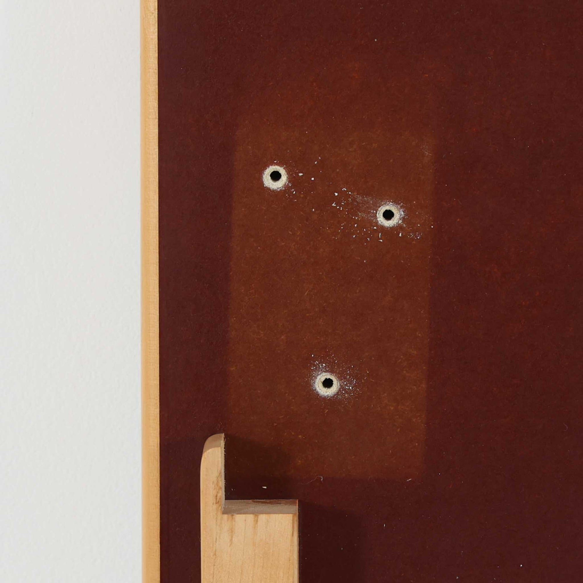 Alvar Aaltoがデザインし、Artekが製作したモデル81Cの正方形ダイニングテーブルです。バーチ材のしなやかな曲木脚とホワイトラミネート天板の組み合わせが、アアルトらしい機能美と軽やかな佇まいを生み出しています。幅75cmの扱いやすいサイズは2人用のダイニングテーブルとしてはもちろん、ワークデスクやショップ什器としても取り入れやすい一台。経年により深みを増した木肌と、長年使い込まれた天板の風合いがビンテージならではの味わいを感じさせ、Artekの普遍的なデザイン性と希少な北欧オリジナルの存在感を空間に添えてくれます。