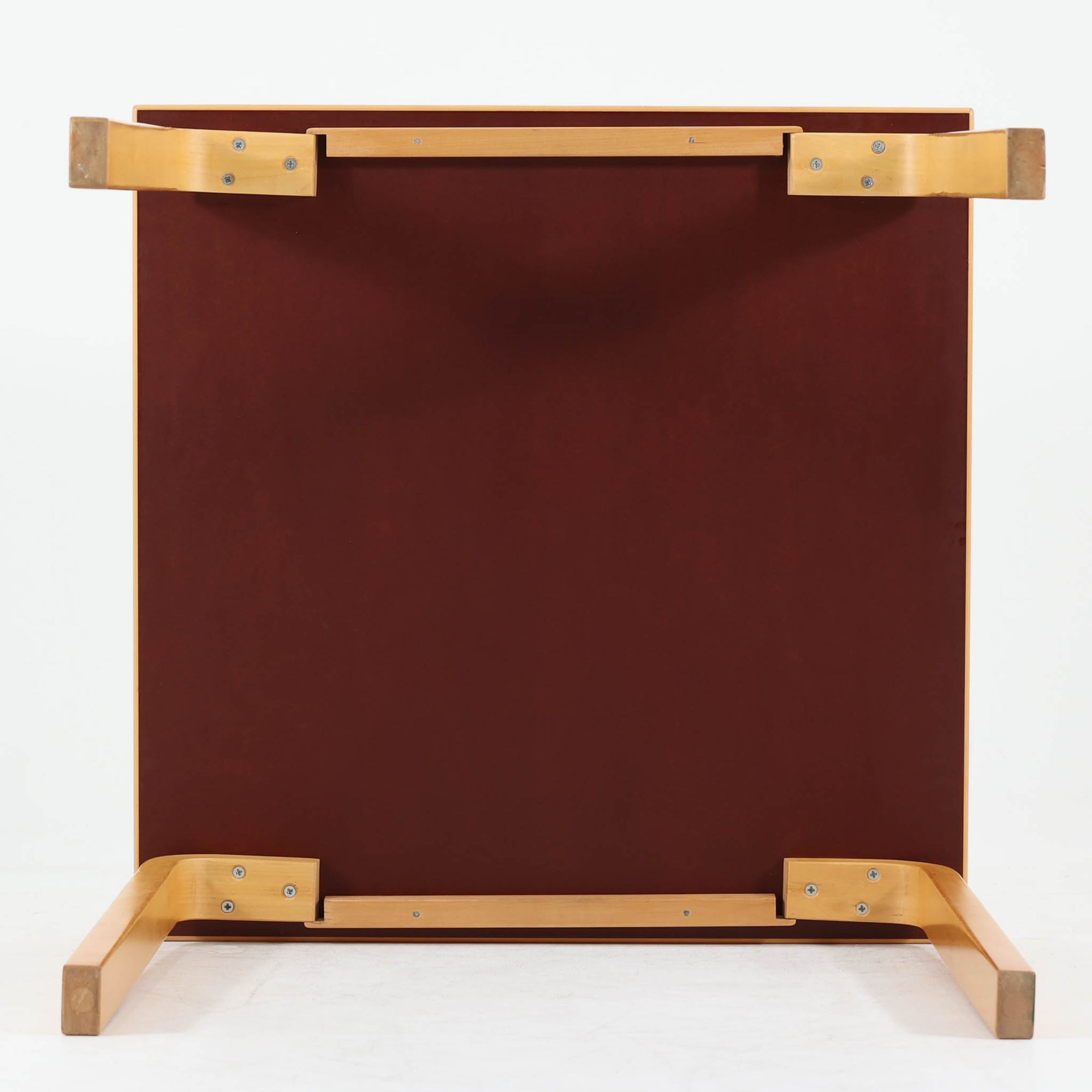 Alvar Aaltoがデザインし、Artekが製作したモデル81Cの正方形ダイニングテーブルです。バーチ材のしなやかな曲木脚とホワイトラミネート天板の組み合わせが、アアルトらしい機能美と軽やかな佇まいを生み出しています。幅75cmの扱いやすいサイズは2人用のダイニングテーブルとしてはもちろん、ワークデスクやショップ什器としても取り入れやすい一台。経年により深みを増した木肌と、長年使い込まれた天板の風合いがビンテージならではの味わいを感じさせ、Artekの普遍的なデザイン性と希少な北欧オリジナルの存在感を空間に添えてくれます。