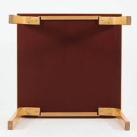 Alvar Aaltoがデザインし、Artekが製作したモデル81Cの正方形ダイニングテーブルです。バーチ材のしなやかな曲木脚とホワイトラミネート天板の組み合わせが、アアルトらしい機能美と軽やかな佇まいを生み出しています。幅75cmの扱いやすいサイズは2人用のダイニングテーブルとしてはもちろん、ワークデスクやショップ什器としても取り入れやすい一台。経年により深みを増した木肌と、長年使い込まれた天板の風合いがビンテージならではの味わいを感じさせ、Artekの普遍的なデザイン性と希少な北欧オリジナルの存在感を空間に添えてくれます。