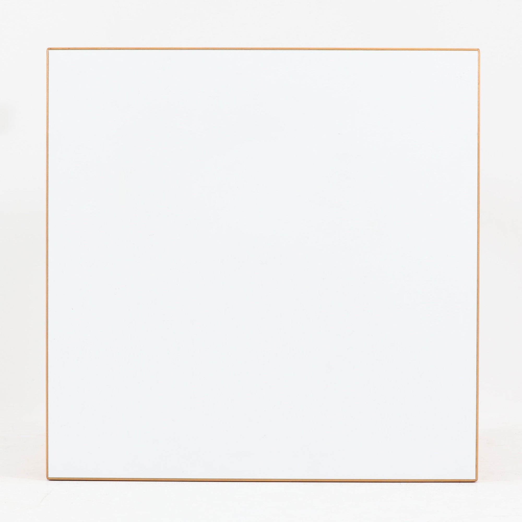 Alvar Aaltoがデザインし、Artekが製作したモデル81Cの正方形ダイニングテーブルです。バーチ材のしなやかな曲木脚とホワイトラミネート天板の組み合わせが、アアルトらしい機能美と軽やかな佇まいを生み出しています。幅75cmの扱いやすいサイズは2人用のダイニングテーブルとしてはもちろん、ワークデスクやショップ什器としても取り入れやすい一台。経年により深みを増した木肌と、長年使い込まれた天板の風合いがビンテージならではの味わいを感じさせ、Artekの普遍的なデザイン性と希少な北欧オリジナルの存在感を空間に添えてくれます。