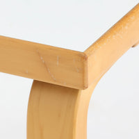 Alvar Aaltoがデザインし、Artekが製作したモデル81Cの正方形ダイニングテーブルです。バーチ材のしなやかな曲木脚とホワイトラミネート天板の組み合わせが、アアルトらしい機能美と軽やかな佇まいを生み出しています。幅75cmの扱いやすいサイズは2人用のダイニングテーブルとしてはもちろん、ワークデスクやショップ什器としても取り入れやすい一台。経年により深みを増した木肌と、長年使い込まれた天板の風合いがビンテージならではの味わいを感じさせ、Artekの普遍的なデザイン性と希少な北欧オリジナルの存在感を空間に添えてくれます。