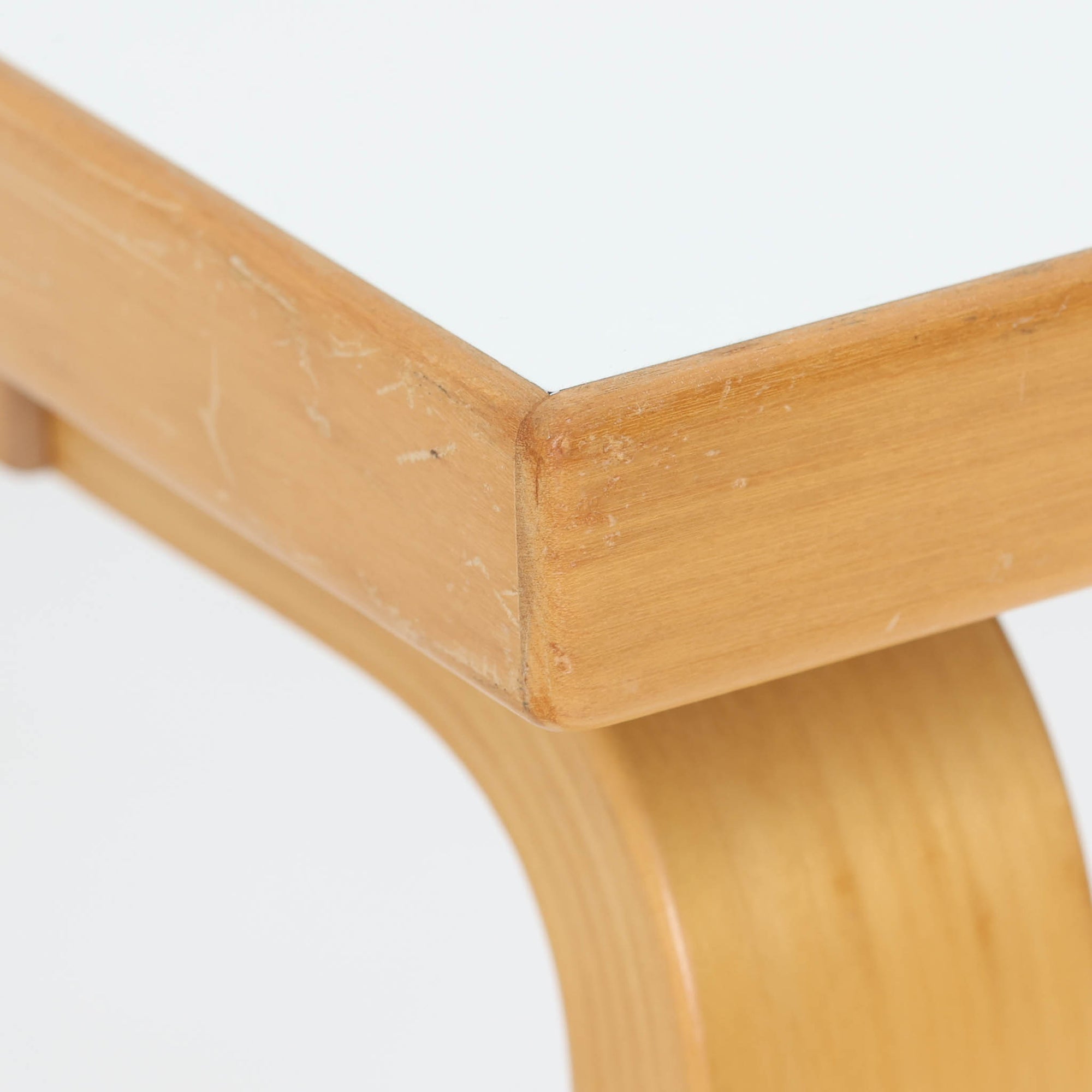 Alvar Aaltoがデザインし、Artekが製作したモデル81Cの正方形ダイニングテーブルです。バーチ材のしなやかな曲木脚とホワイトラミネート天板の組み合わせが、アアルトらしい機能美と軽やかな佇まいを生み出しています。幅75cmの扱いやすいサイズは2人用のダイニングテーブルとしてはもちろん、ワークデスクやショップ什器としても取り入れやすい一台。経年により深みを増した木肌と、長年使い込まれた天板の風合いがビンテージならではの味わいを感じさせ、Artekの普遍的なデザイン性と希少な北欧オリジナルの存在感を空間に添えてくれます。