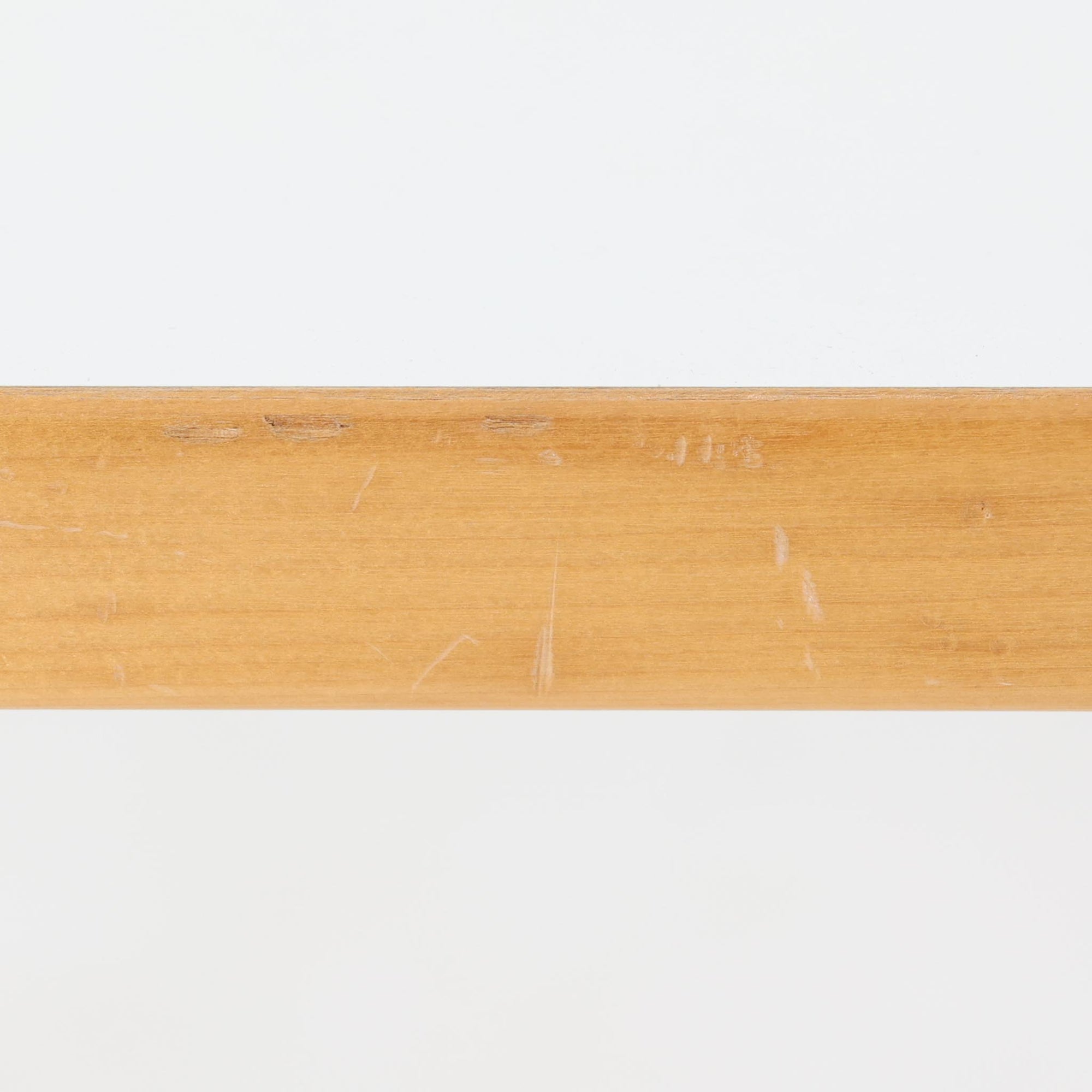 Alvar Aaltoがデザインし、Artekが製作したモデル81Cの正方形ダイニングテーブルです。バーチ材のしなやかな曲木脚とホワイトラミネート天板の組み合わせが、アアルトらしい機能美と軽やかな佇まいを生み出しています。幅75cmの扱いやすいサイズは2人用のダイニングテーブルとしてはもちろん、ワークデスクやショップ什器としても取り入れやすい一台。経年により深みを増した木肌と、長年使い込まれた天板の風合いがビンテージならではの味わいを感じさせ、Artekの普遍的なデザイン性と希少な北欧オリジナルの存在感を空間に添えてくれます。