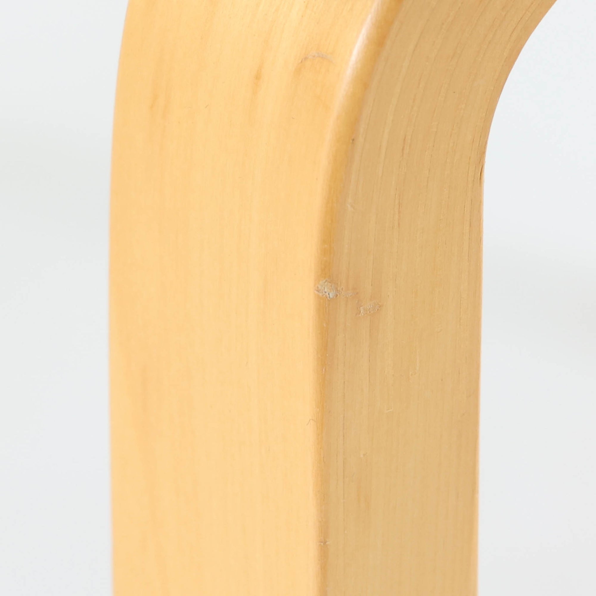 Alvar Aaltoがデザインし、Artekが製作したモデル81Cの正方形ダイニングテーブルです。バーチ材のしなやかな曲木脚とホワイトラミネート天板の組み合わせが、アアルトらしい機能美と軽やかな佇まいを生み出しています。幅75cmの扱いやすいサイズは2人用のダイニングテーブルとしてはもちろん、ワークデスクやショップ什器としても取り入れやすい一台。経年により深みを増した木肌と、長年使い込まれた天板の風合いがビンテージならではの味わいを感じさせ、Artekの普遍的なデザイン性と希少な北欧オリジナルの存在感を空間に添えてくれます。