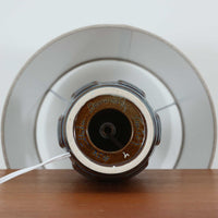 Soholm Keramikのモデル1034、Einar Johansenデザインによるデンマーク製ビンテージテーブルランプです。縦に伸びる端正なフォルムに、規則的に刻まれた立体的なレリーフが陰影を生み、深みのあるブルーの釉薬が豊かな表情を引き立てています。エイナー・ヨハンセンらしい彫刻的な造形美と、スーホルムならではの美しい焼成技術が融合した存在感のある一台。リネンシェードからこぼれる柔らかな灯りが陶器の陰影をより際立たせ、サイドボードやチェスト、ベッドサイドのアクセント照明として空間に上質な北欧らしさを添えてくれます。希少なモデルならではのコレクション性も魅力です。