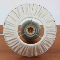Einar Johansenがデザインし、Soholm Keramikが手掛けたテーブルランプです。高さ37cmの取り入れやすいサイズに、艶やかな陶磁器ベースとナチュラルなリネンシェードを組み合わせた、落ち着きある北欧ビンテージらしい一台。ベースには規則的な立体リブ装飾が施され、陰影豊かな表情と彫刻的な存在感を生み出しています。点灯時にはシェード越しの柔らかな光が釉薬の奥行きや貫入の表情を引き立て、チェストやサイドテーブル、ベッドサイドに穏やかな雰囲気を演出。Einar Johansenらしい造形美とSoholmの高い陶芸技術が感じられる、希少性の高いビンテージ照明です。